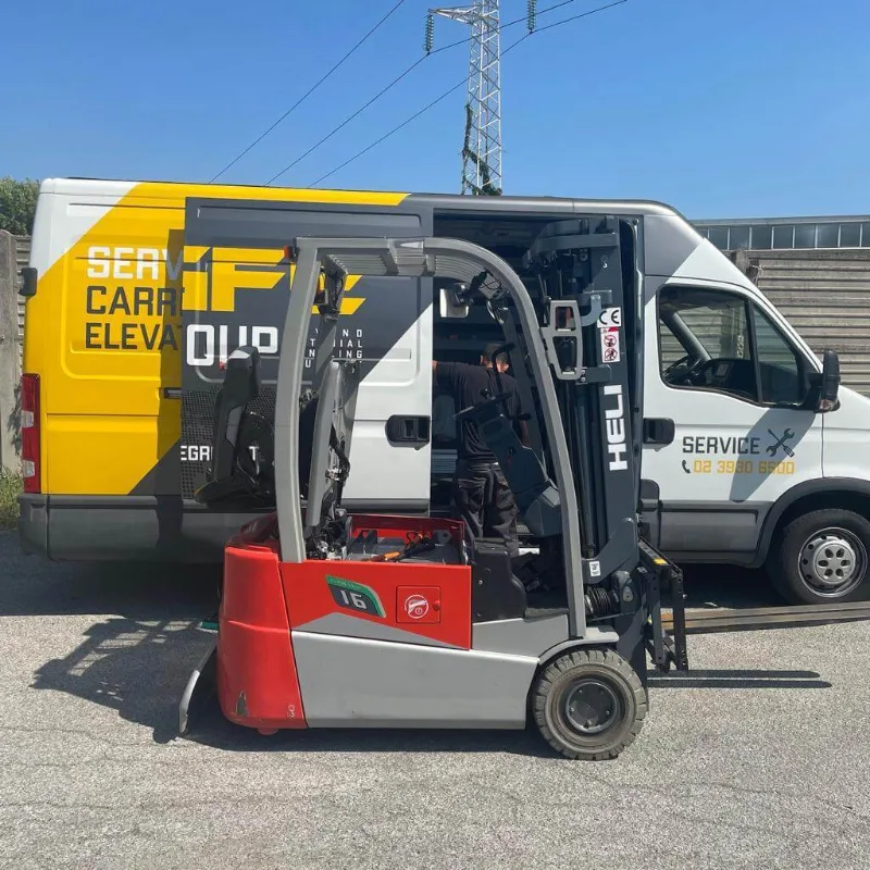Tecnico GFE Group durante un intervento di assistenza su carrello elevatore